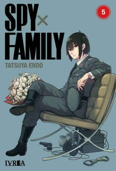 Portada de Spy x Family 05 de Tatsuya Endo, edición en castellano de Editorial Ivrea