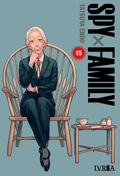 Portada de Spy x Family 15 de Tatsuya Endo, edición en castellano de Editorial Ivrea